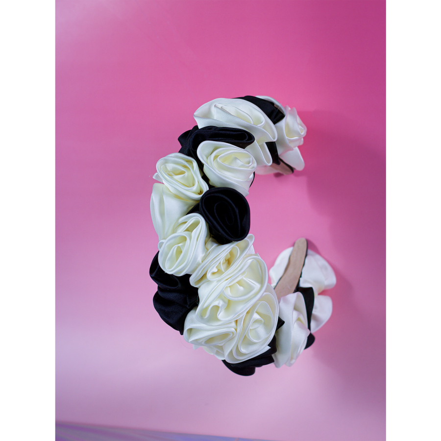Stor blomsterkrone hårbøjle med sorte og off white satinblomster fra LÉ MOSCH, 