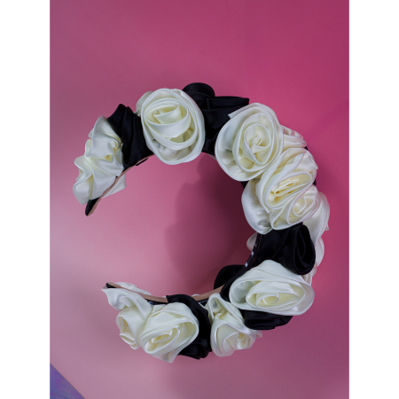 Stor blomsterkrone hårbøjle med sorte og off white satinblomster fra LÉ MOSCH,