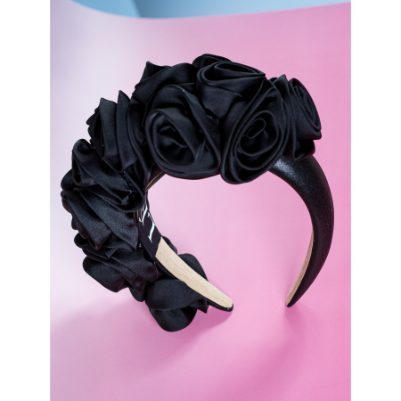 Smuk Blomsterkrone hårbøjle med blomster i siden i Sort fra LÉ MOSCH