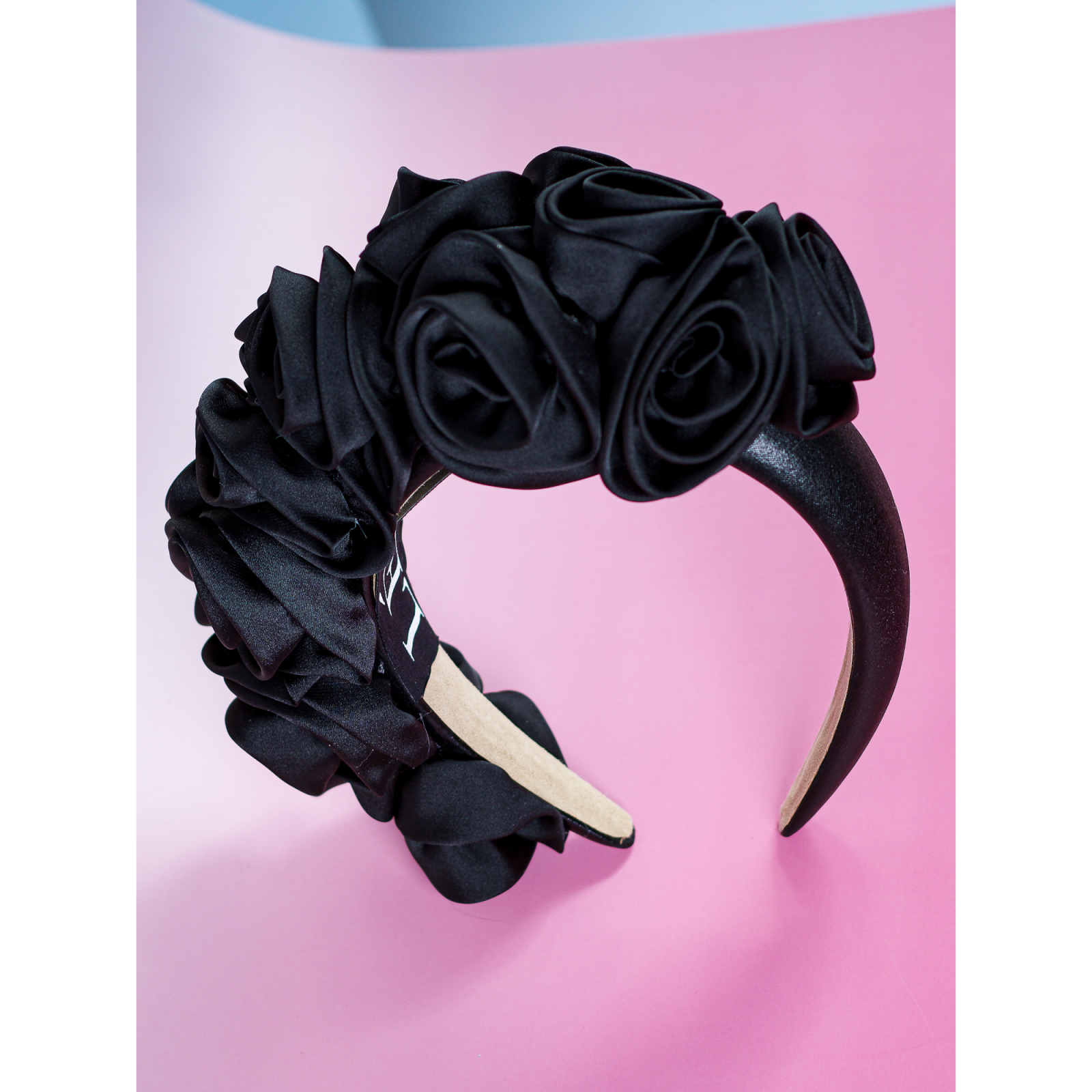 Smuk Blomsterkrone hårbøjle med blomster i siden i Sort fra LÉ MOSCH Smuk Blomsterkrone hårbøjle med blomster i siden i Sort fra LÉ MOSCH