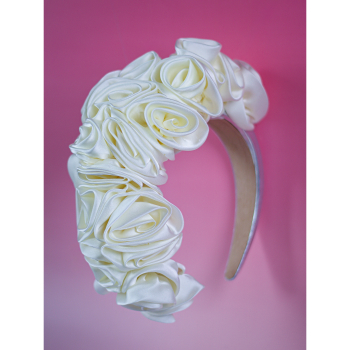 Smuk Blomsterkrone hårbøjle med blomster i siden i Off White fra LÉ MOSCH Smuk Blomsterkrone hårbøjle med blomster i siden i Off White fra LÉ MOSCH