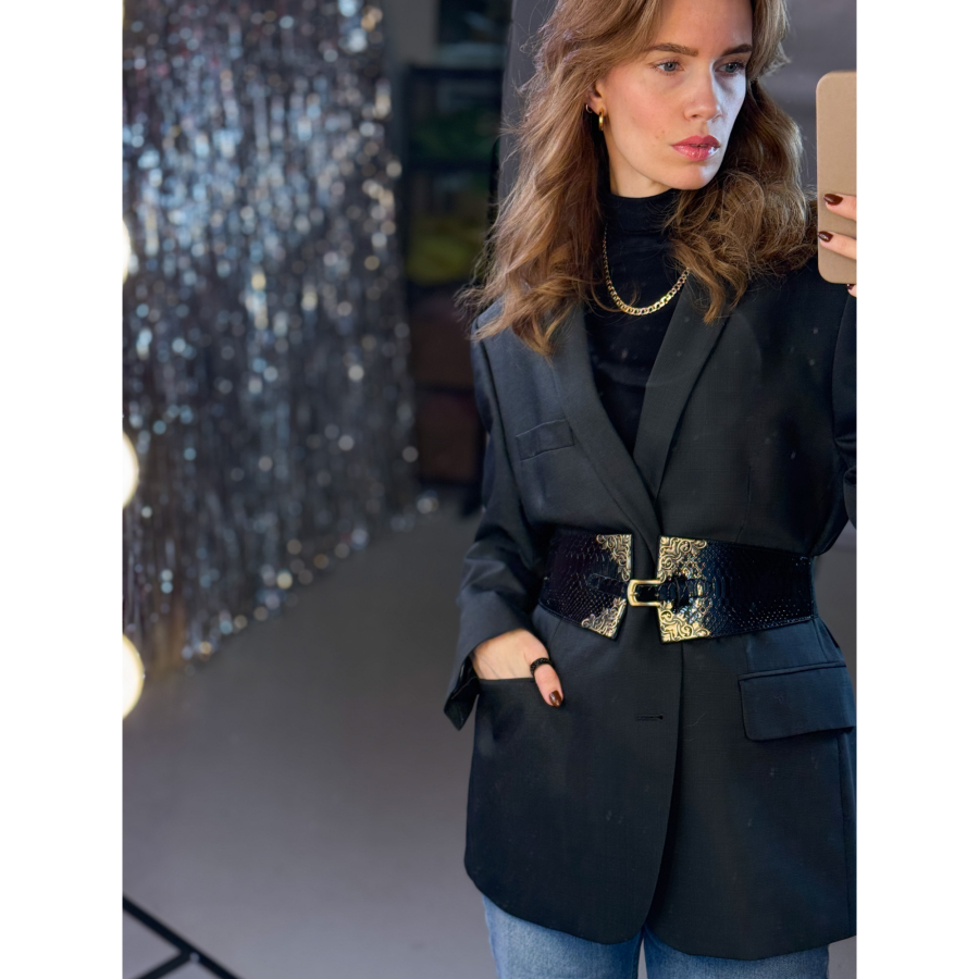 Kornelia Bælte i Sort fra LÉ MOSCH, cool elastikbælte i imiteret læder, flot bælte med metaldekorationer, 
