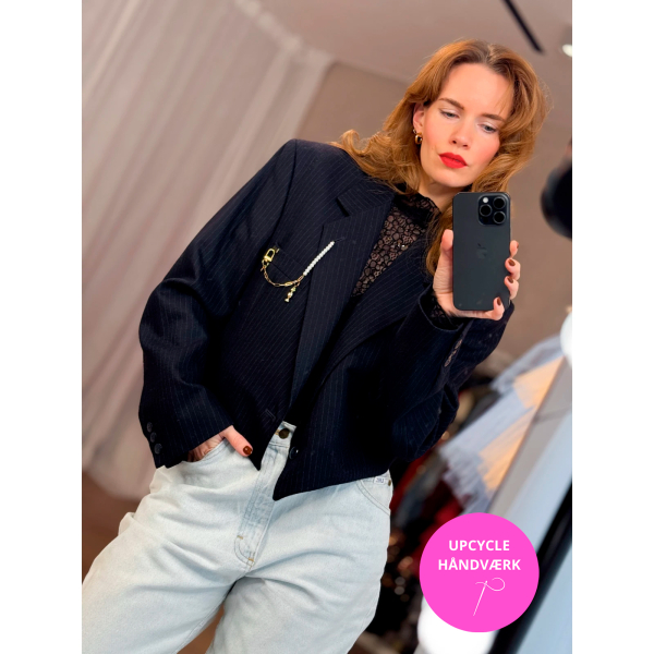 Vintage Vibes Stribet Kort Blazer – No. 099 fra LÉ MOSCH, sporty skulpturel kort blazer, stribet kort blazer til dit personlige look,