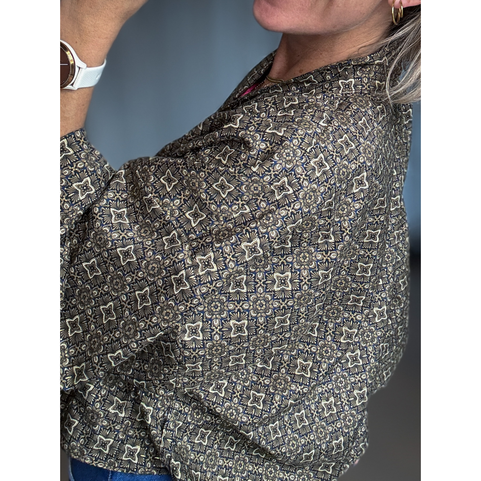 Maria Kimono Kort no 391 Brun Gylden fra LÉ MOSCH, håndlavet Maria Kimono i brun og gylden, festlig kort kimono med trekvarte ærmer og bælte,