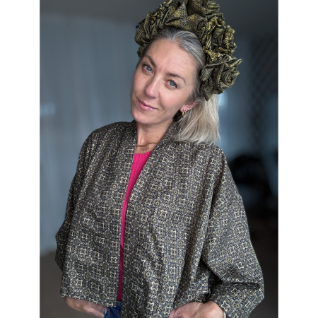 Maria Kimono Kort no 391 Brun Gylden fra LÉ MOSCH, håndlavet Maria Kimono i brun og gylden, festlig kort kimono med trekvarte ærmer og bælte,