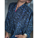 Maria Kimono Kort no 392 Blå fra LÉ MOSCH, håndlavet Maria Kimono i fine blå nuancer, festlig kort kimono med trekvarte ærmer og bælte, Maria Kimono Kort no 392 Blå fra LÉ MOSCH, håndlavet Maria Kimono i fine blå nuancer, festlig kort kimono med trekvarte ærmer og bælte,