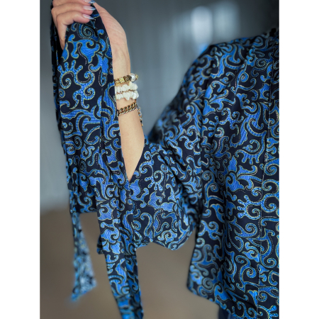 Maria Kimono Kort no 392 Blå fra LÉ MOSCH, håndlavet Maria Kimono i fine blå nuancer, festlig kort kimono med trekvarte ærmer og bælte,