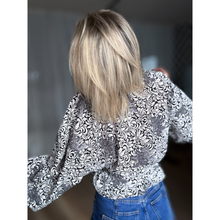 Maria Kimono Kort no 393 Sort Hvid fra LÉ MOSCH, håndlavet Maria Kimono i sort og hvidt mønster, festlig kort kimono med trekvarte ærmer og bælte,