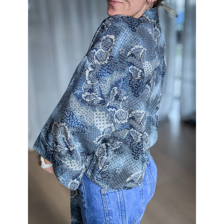 Maria Kimono Kort no 394 Blå Creme fra LÉ MOSCH, håndlavet Maria Kimono i blå og cremefarvede nuancer, festlig kort kimono med trekvarte ærmer og bælte,