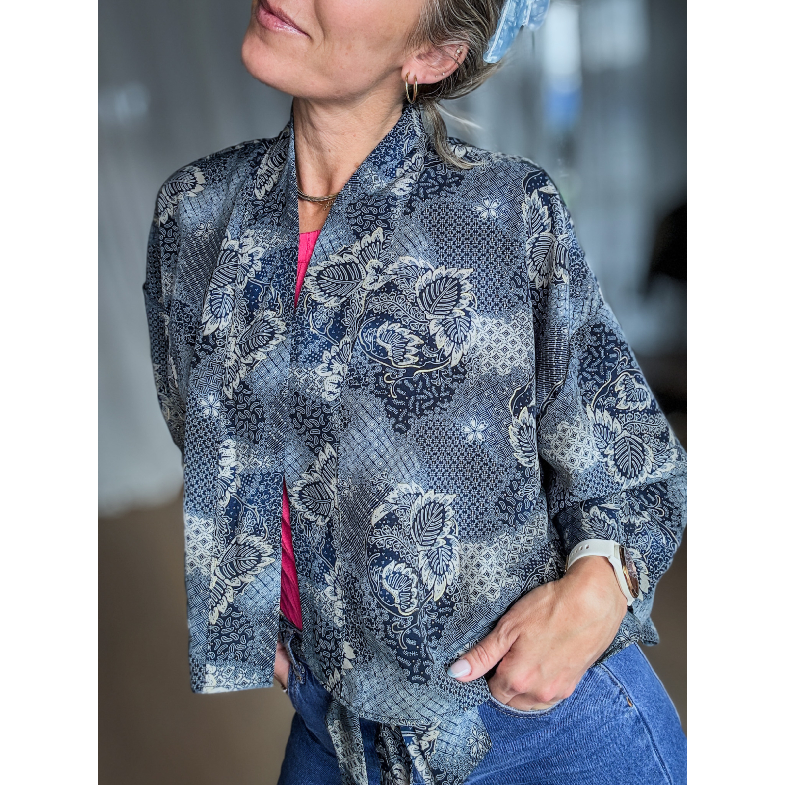 Maria Kimono Kort no 394 Blå Creme fra LÉ MOSCH, håndlavet Maria Kimono i blå og cremefarvede nuancer, festlig kort kimono med trekvarte ærmer og bælte, Maria Kimono Kort no 394 Blå Creme fra LÉ MOSCH, håndlavet Maria Kimono i blå og cremefarvede nuancer, festlig kort kimono med trekvarte ærmer og bælte,