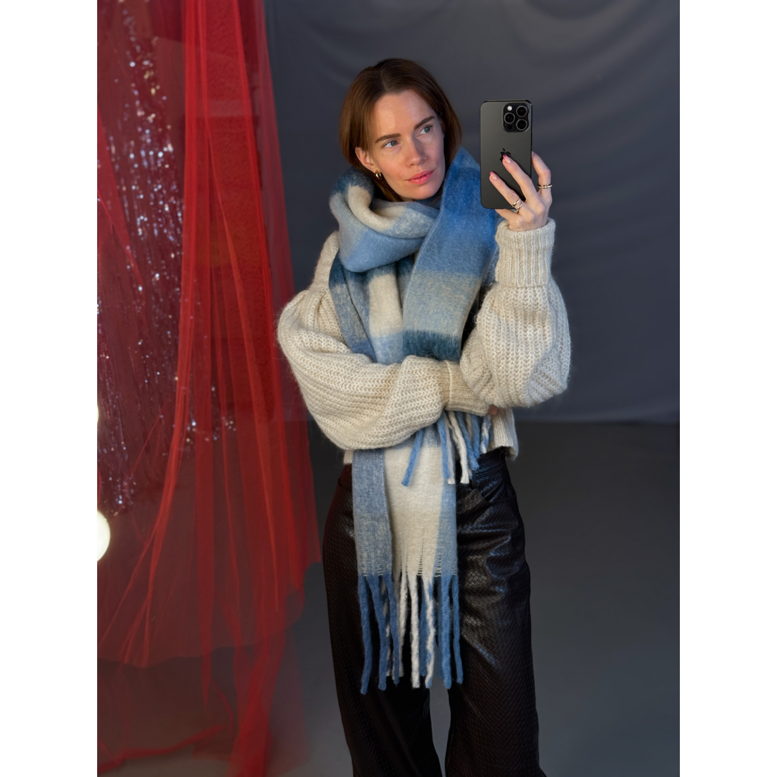 Wenke Halstørklæde i blå fra LÉ MOSCH, smukt og blødt halstørklæde, fint halstørklæde i blå nuancer, Wenke Halstørklæde i blå fra LÉ MOSCH, smukt og blødt halstørklæde, fint halstørklæde i blå nuancer,