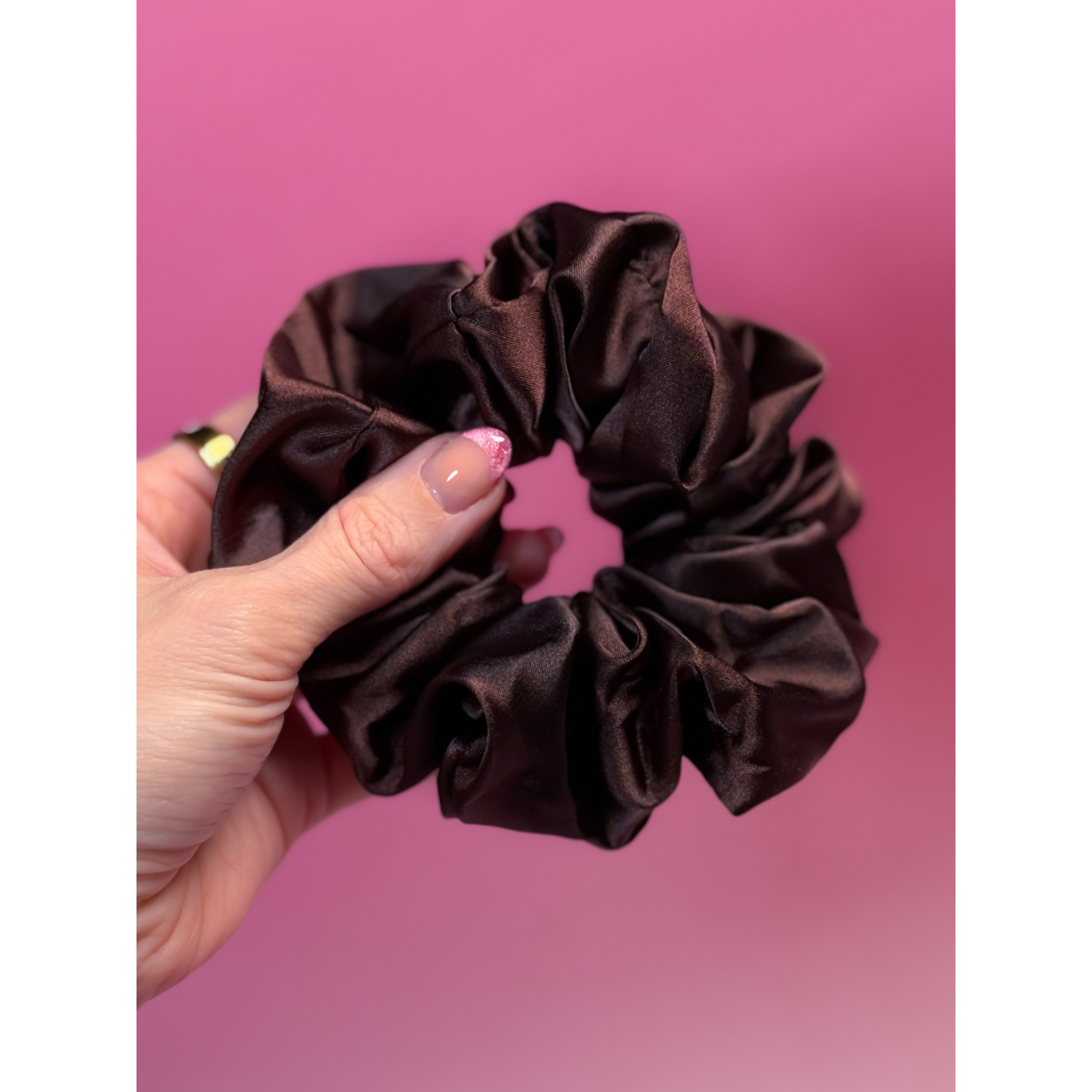 Brun Blank Scrunchie fra LÉ MOSCH, fin scrunchie i en smuk brun farve, anvendelig blank scrunchie, Brun Blank Scrunchie fra LÉ MOSCH, fin scrunchie i en smuk brun farve, anvendelig blank scrunchie,
