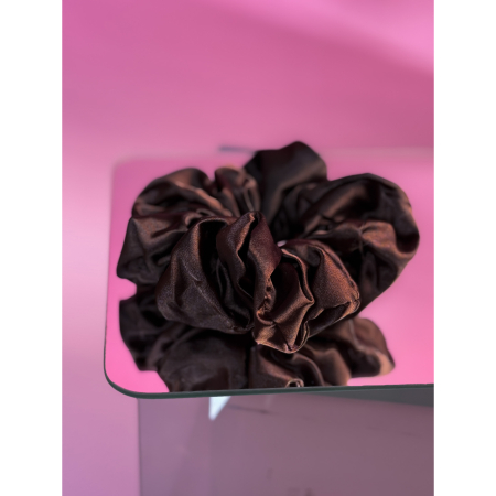 Brun Blank Scrunchie fra LÉ MOSCH, fin scrunchie i en smuk brun farve, anvendelig blank scrunchie,