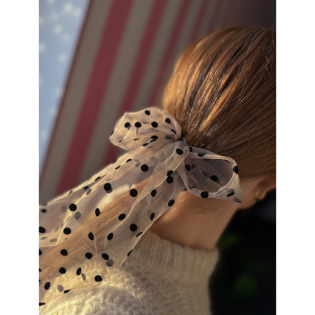 Milan Scrunchie med tyl-sløjfe fra LÉ MOSCH, smuk og dekorativ scrunchie med en prikket sløjfe,