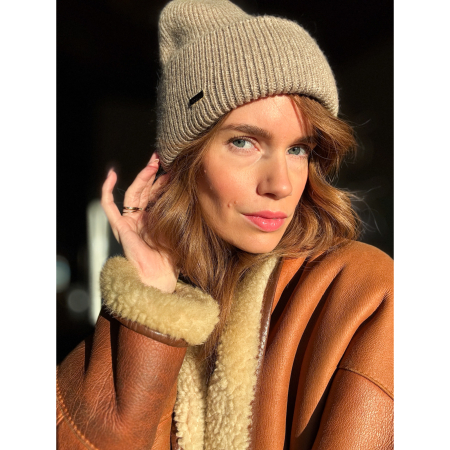 Rickie Beanie i beige fra LÉ MOSCH, blød og varm strikhue, fin beige vinterhue,