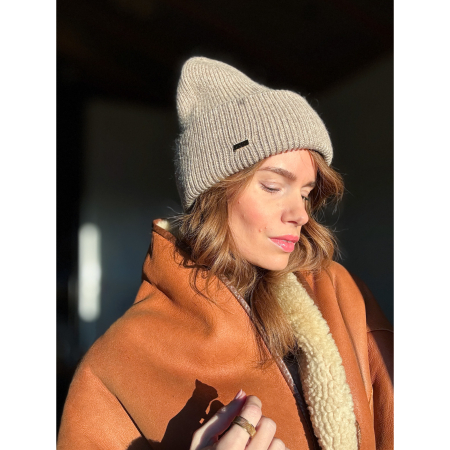 Rickie Beanie i beige fra LÉ MOSCH, blød og varm strikhue, fin beige vinterhue,