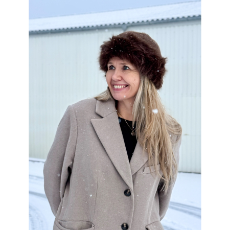 Elvina faux fur hat i brun fra LÉ MOSCH, blød og stilfuld faux pels hue, fin brun vinterhat i pels look,