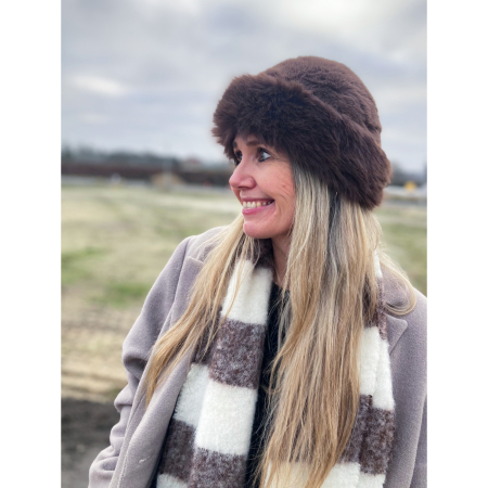 Elvina faux fur hat i brun fra LÉ MOSCH, blød og stilfuld faux pels hue, fin brun vinterhat i pels look,