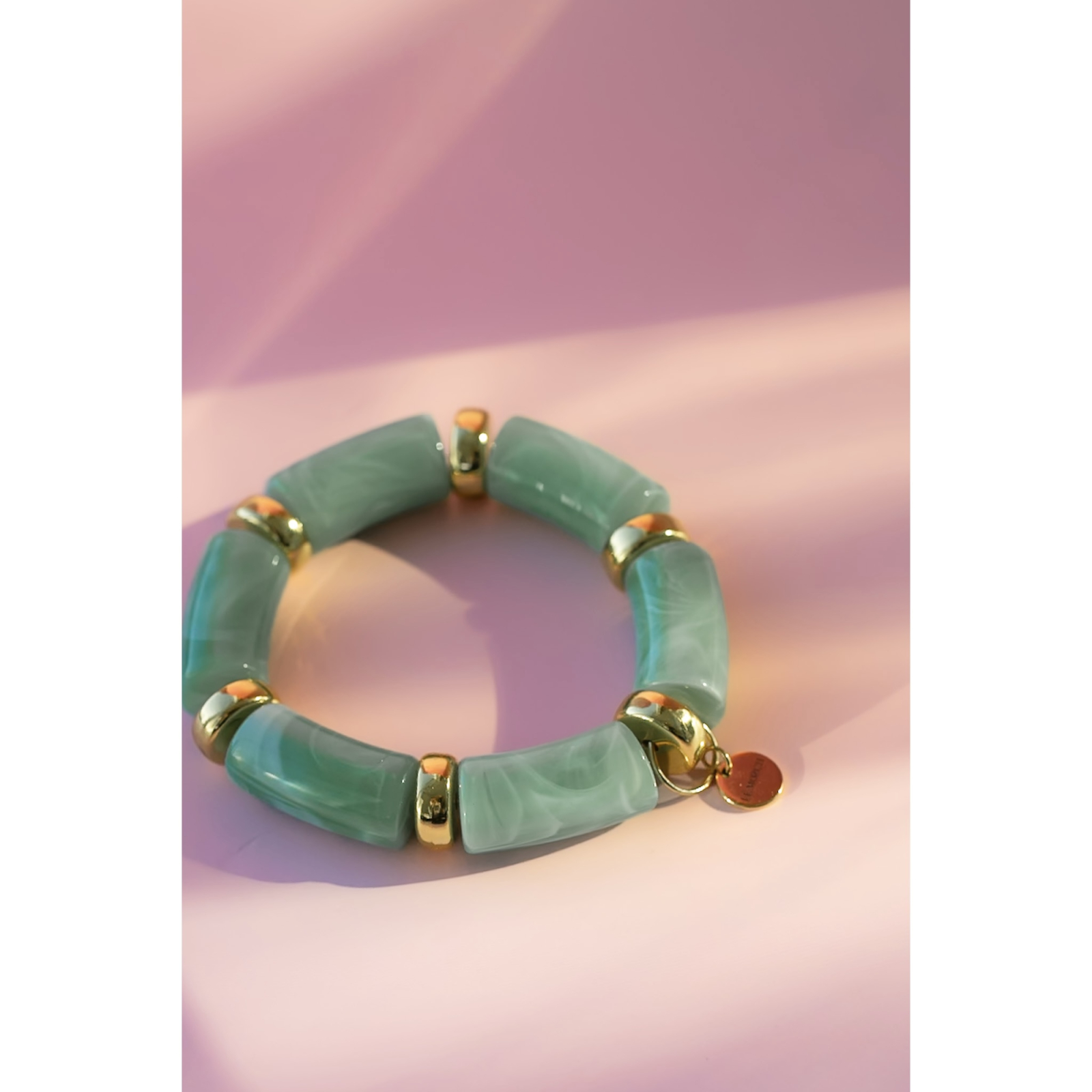 Millie armbånd i grøn fra LÉ MOSCH, chunky armbånd i grøn og gylden, fyldige boheme armbånd i mange farver, 