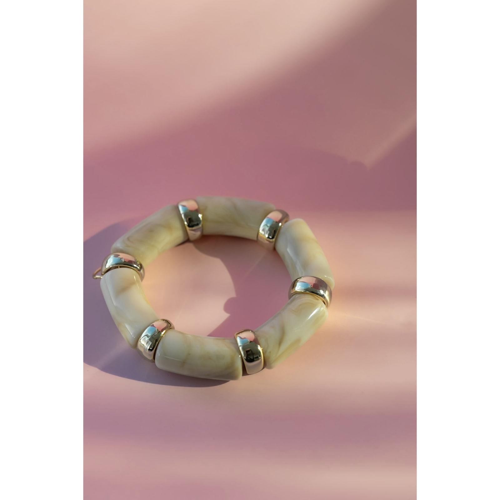 Millie armbånd i creme gylden fra LÉ MOSCH, chunky armbånd i creme og gylden, fyldige boheme armbånd i mange farver, Millie armbånd i creme gylden fra LÉ MOSCH, chunky armbånd i creme og gylden, fyldige boheme armbånd i mange farver,