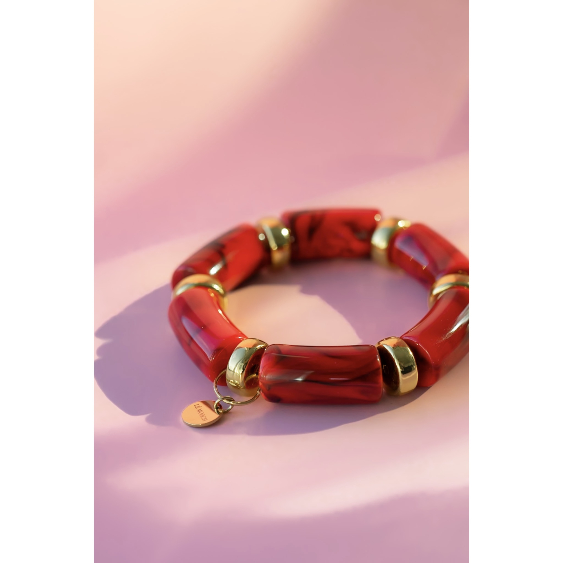 Millie armbånd i rød fra LÉ MOSCH, chunky armbånd i rød og gylden, fyldige boheme armbånd i mange farver, 