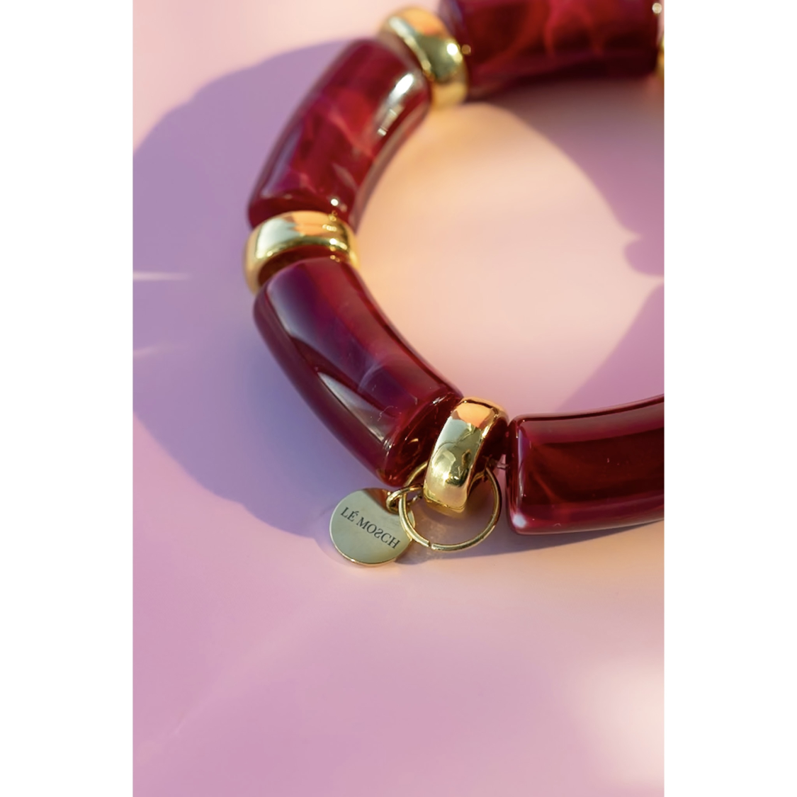 Millie armbånd i mørkerød fra LÉ MOSCH, chunky armbånd i vinrød og gylden, fyldige boheme armbånd i mange farver, 