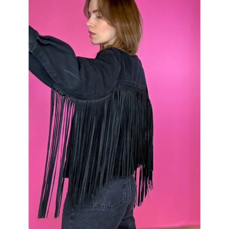 Vintage Vibes kort sort denim jakke med frynser – no. 105 fra LÉ MOSCH, super cool denimjakke med lange frynser,