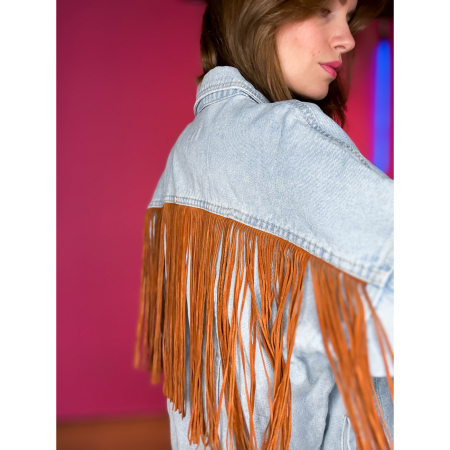 Vintage Vibes lys denim jakke med brune frynser – no. 104 fra LÉ MOSCH, anderledes denimjakke med frynser,