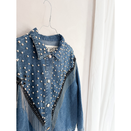 Manola Denim Jakke i Blå med Nitter og Frynser fra LÉ MOSCH, anderledes pyntet denimjakke, cool og feminin blød denimjakke,