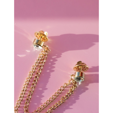 Brochepins med sten og kæder fra LÉ MOSCH, dekorativ dobbelt-broche med gyldne kæder, broche til din skjorte,