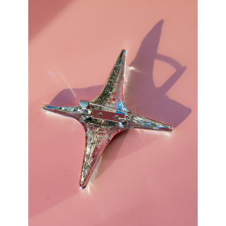 Four Point Star i sølvfarve fra LÉ MOSCH, fin og enkel stjernebroche, smuk sølvfarvet broche til din samling,