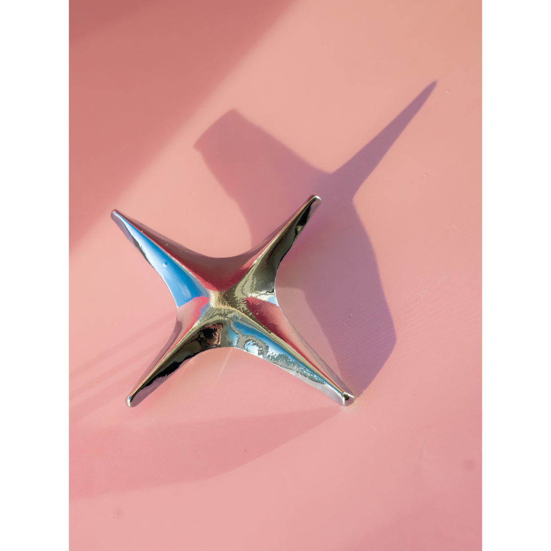 Four Point Star i sølvfarve fra LÉ MOSCH, fin og enkel stjernebroche, smuk sølvfarvet broche til din samling,