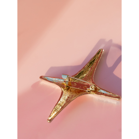 Four Point Star i gylden fra LÉ MOSCH, fin og enkel stjernebroche, smuk gylden broche til din samling,