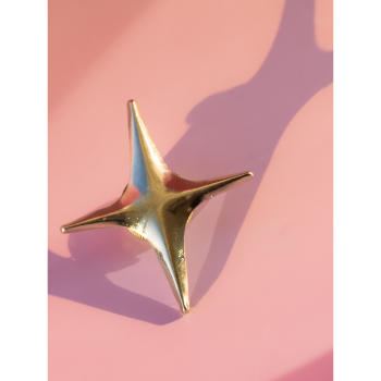 Four Point Star i gylden fra LÉ MOSCH, fin og enkel stjernebroche, smuk gylden broche til din samling,