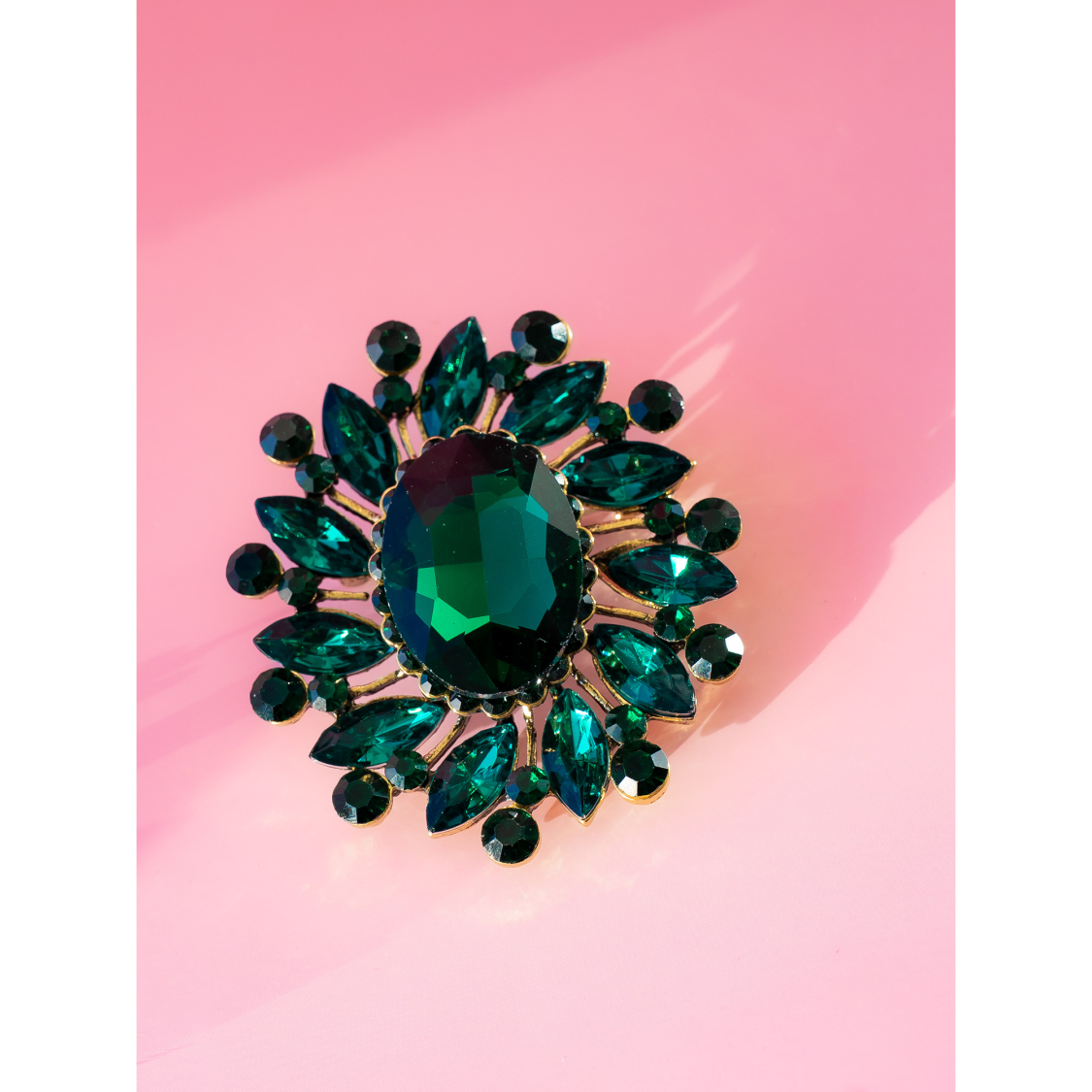 Oval Broche med grønne sten fra LÉ MOSCH, smuk klassisk broche med grønne sten, dekorativ og iøjnefaldende broche, 