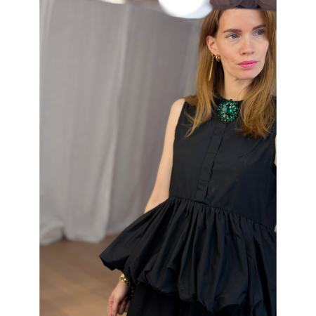 Oval Broche med grønne sten fra LÉ MOSCH, smuk klassisk broche med grønne sten, dekorativ og iøjnefaldende broche,