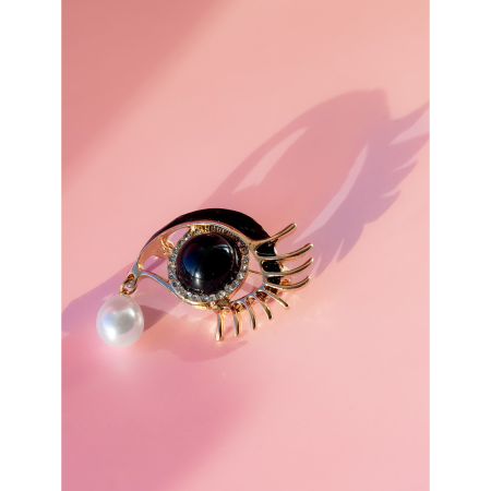 Øje Broche med perle fra LÉ MOSCH, broche formet som et øje med en tåre, broche med hvid perle og sorte sten,
