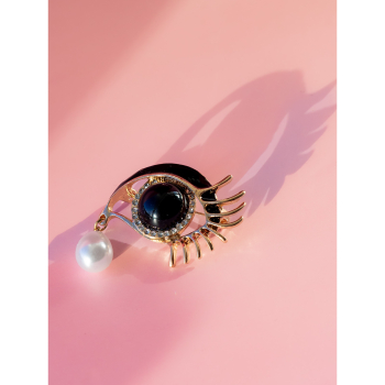 Øje Broche med perle fra LÉ MOSCH, broche formet som et øje med en tåre, broche med hvid perle og sorte sten,