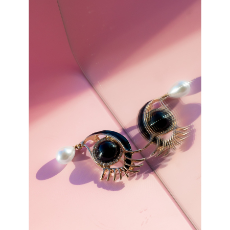 Øje Broche med perle fra LÉ MOSCH, broche formet som et øje med en tåre, broche med hvid perle og sorte sten,