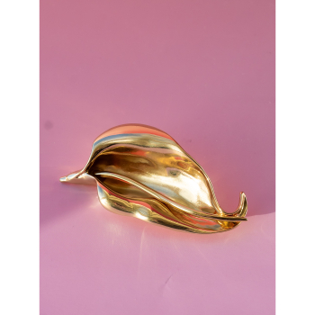 Broche med gylden calla lilje fra LÉ MOSCH, fyldig og dekorativ broche med blomsterblad, smuk og stor guldfarvet broche, Broche med gylden calla lilje fra LÉ MOSCH, fyldig og dekorativ broche med blomsterblad, smuk og stor guldfarvet broche,