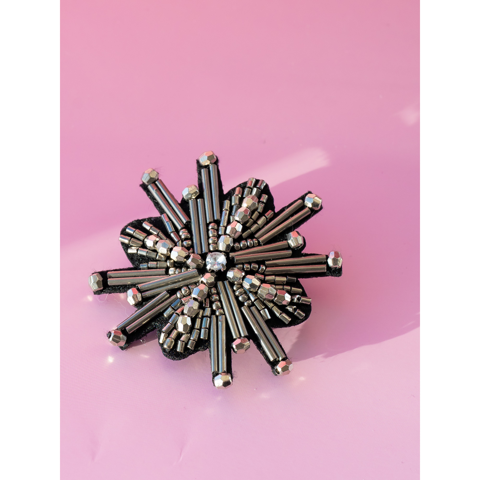 Mine broche fra LÉ MOSCH, fin og dekorativ broche der ligner en mine, smuk glitrende broche til din samling,