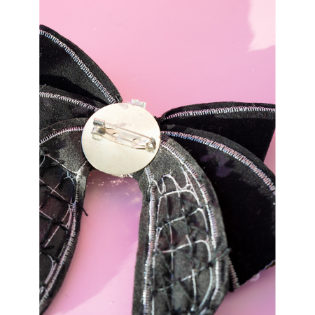 Stor Sort Sløjfe Broche med sten og perler fra LÉ MOSCH, smuk og dekorativ sløjfebroche af sort stof med perler og sten, feminin broche der forestiller en sløjfe,