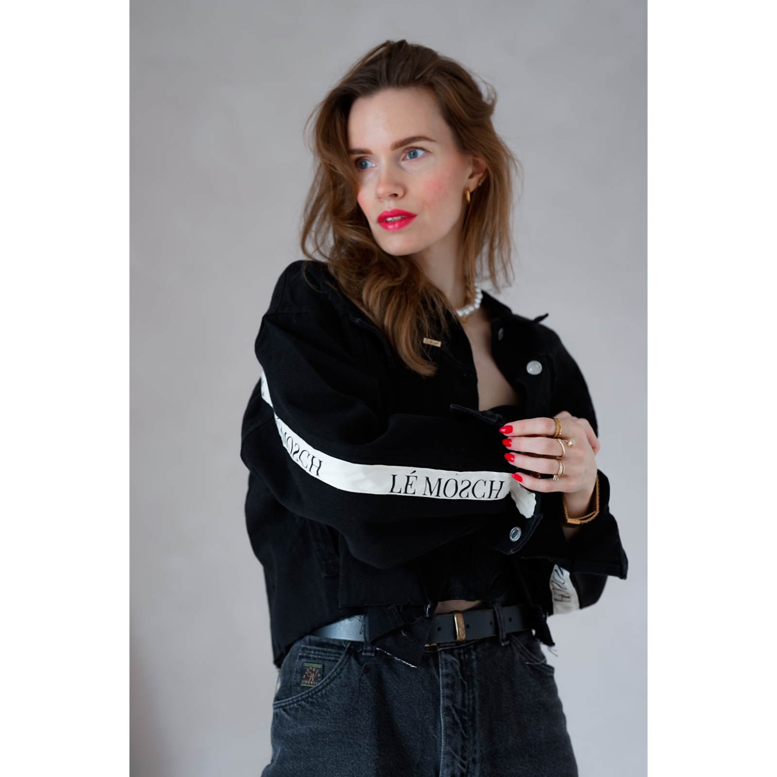 Vintage Vibes kort sort denimjakke med logobånd no 109 fra LÉ MOSCH, blød sort kort denimjakke med logo, anvendelig og anderledes kort sort denim jakke,