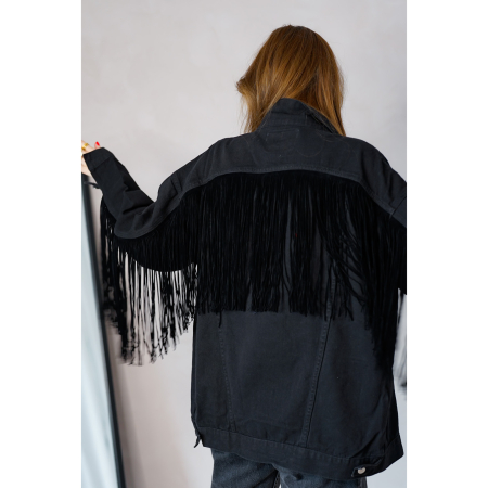 Vintage Vibes sort denim jakke med frynser – no 110 fra LÉ MOSCH, super anvendelig og cool denimjakke, sort jakke med frynser og lidt længde,