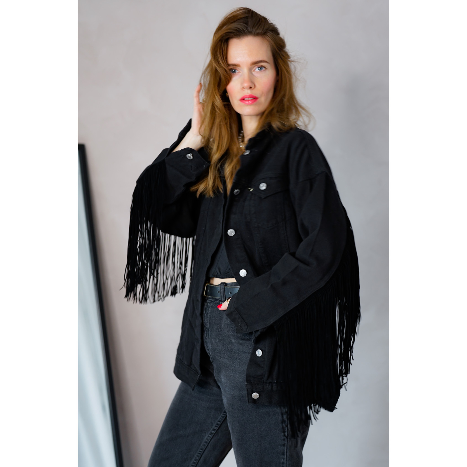 Vintage Vibes sort denim jakke med frynser – no 110 fra LÉ MOSCH, super anvendelig og cool denimjakke, sort jakke med frynser og lidt længde,