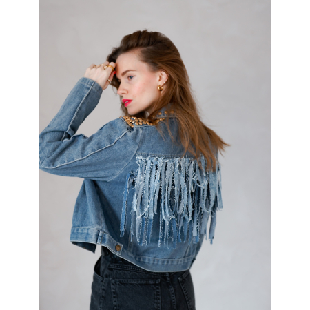 Vintage Vibes denim jakke med frynser og nitter – no 111 fra LÉ MOSCH, kort blå anderledes denimjakke, jakke med nitter og frynser, 