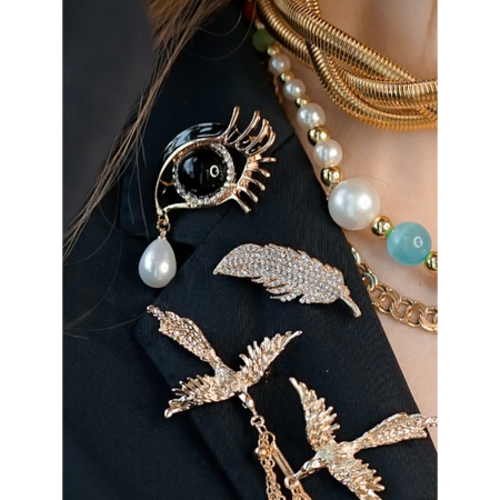 Øje Broche med perle fra LÉ MOSCH, broche formet som et øje med en tåre, broche med hvid perle og sorte sten,