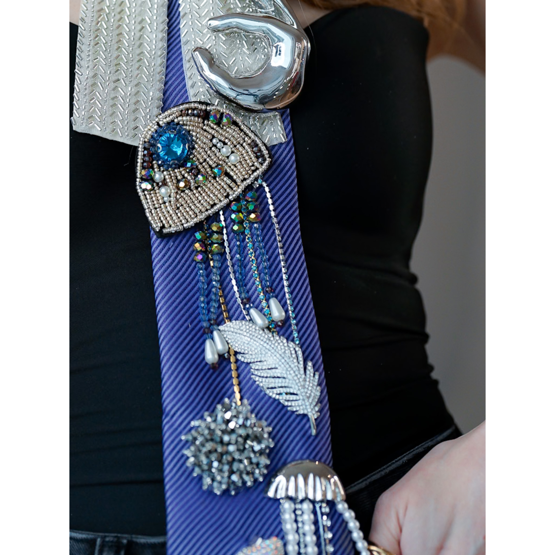 Stor Gople Broche med sten og perler fra LÉ MOSCH, smuk og levende vandmand-broche, unik og dekorativ broche, 