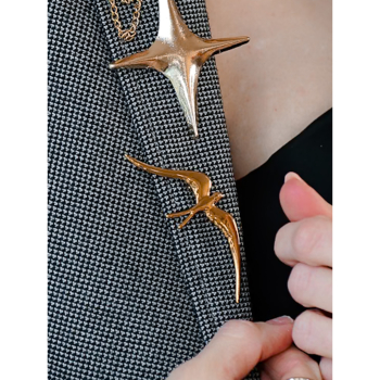 Broche med gylden fugl fra LÉ MOSCH, fin og feminin gylden fuglebroche, smuk fugl lige til at sætte på blusen, 