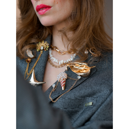 Broche med gylden calla lilje fra LÉ MOSCH, fyldig og dekorativ broche med blomsterblad, smuk og stor guldfarvet broche, 